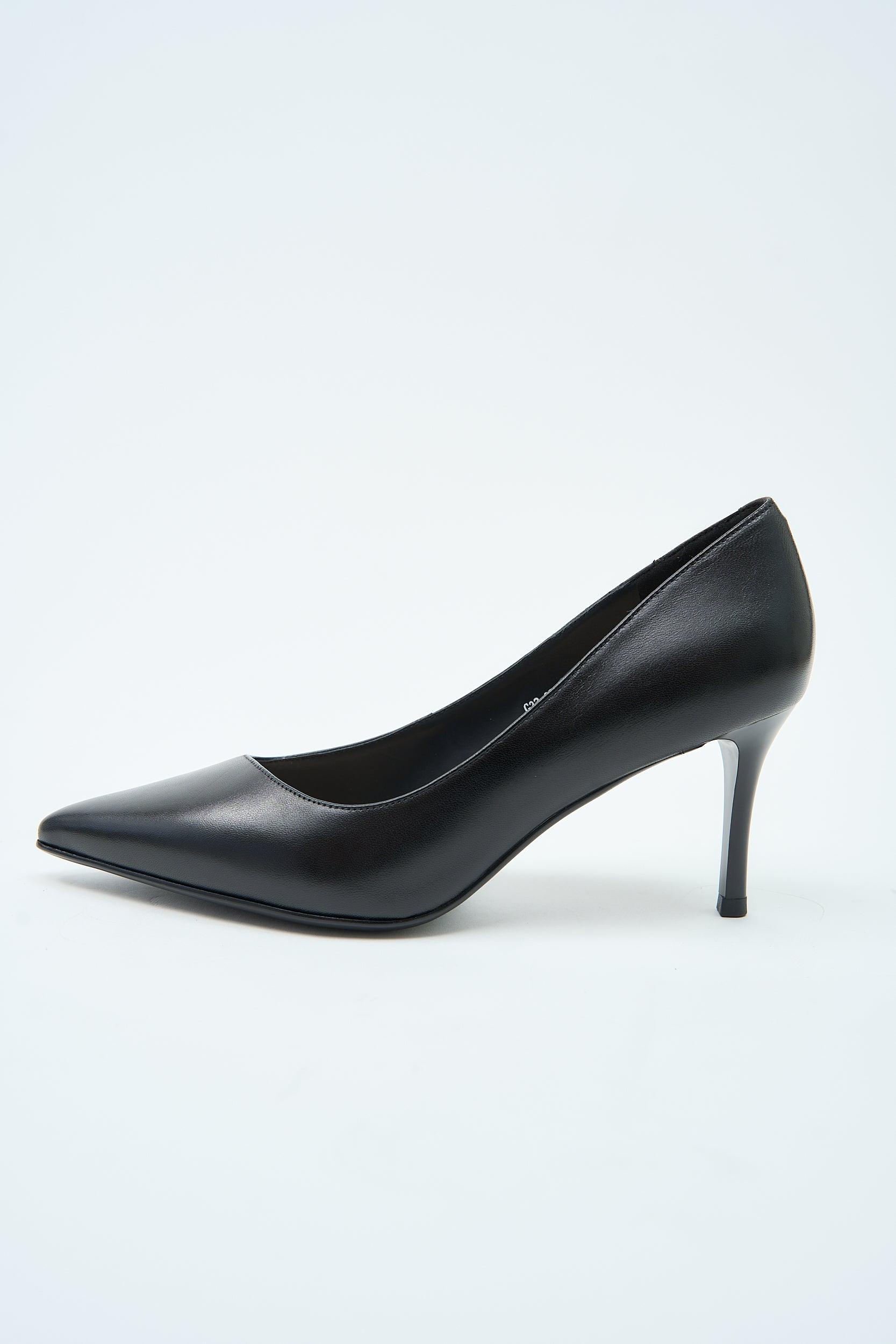 Caroline Black - Image 6