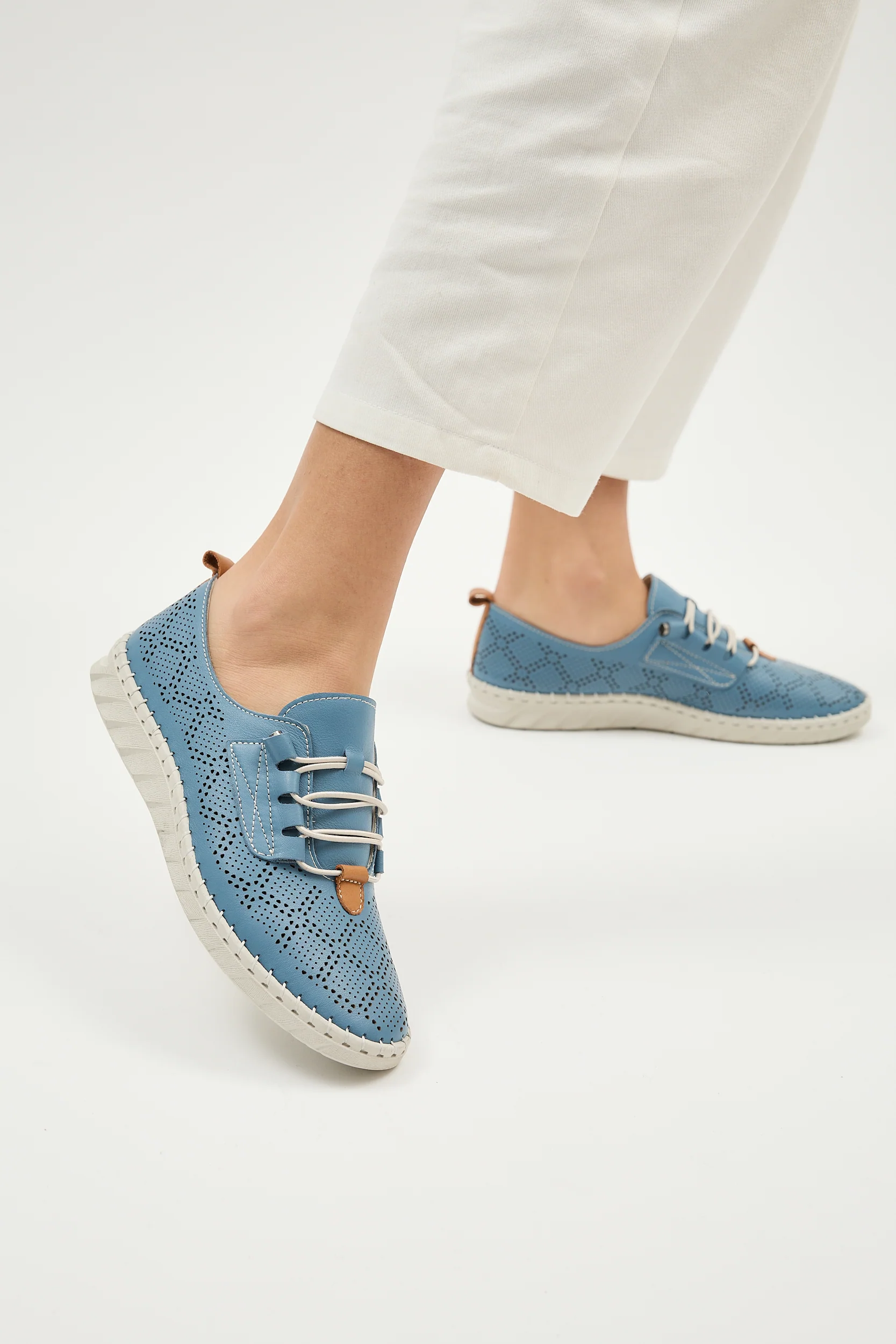 Emi Blue - Image 7