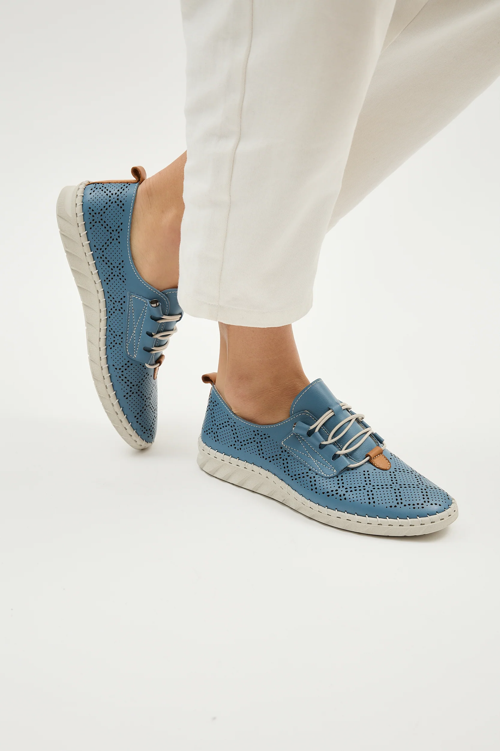 Emi Blue - Image 9