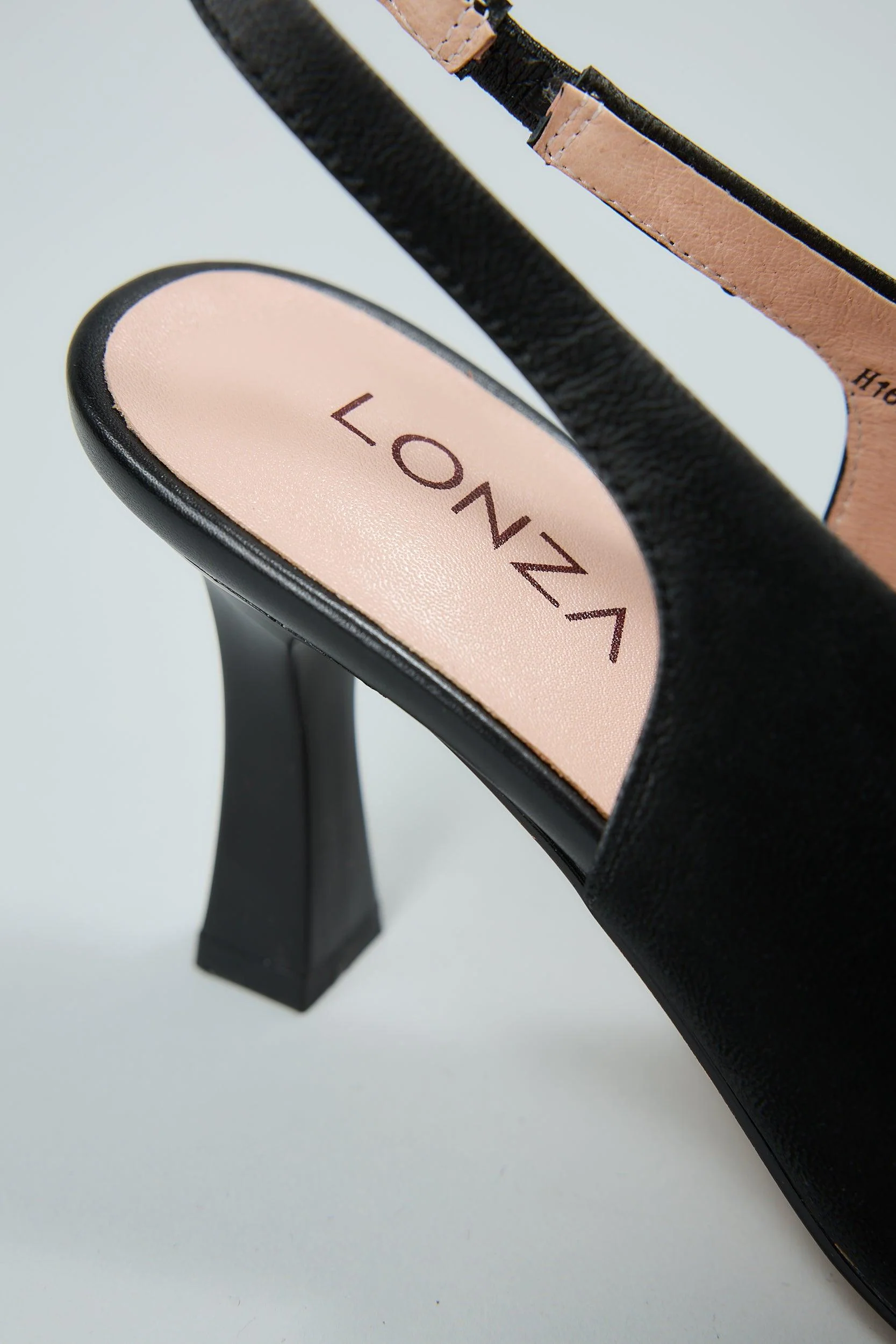 Linda Black - Image 10