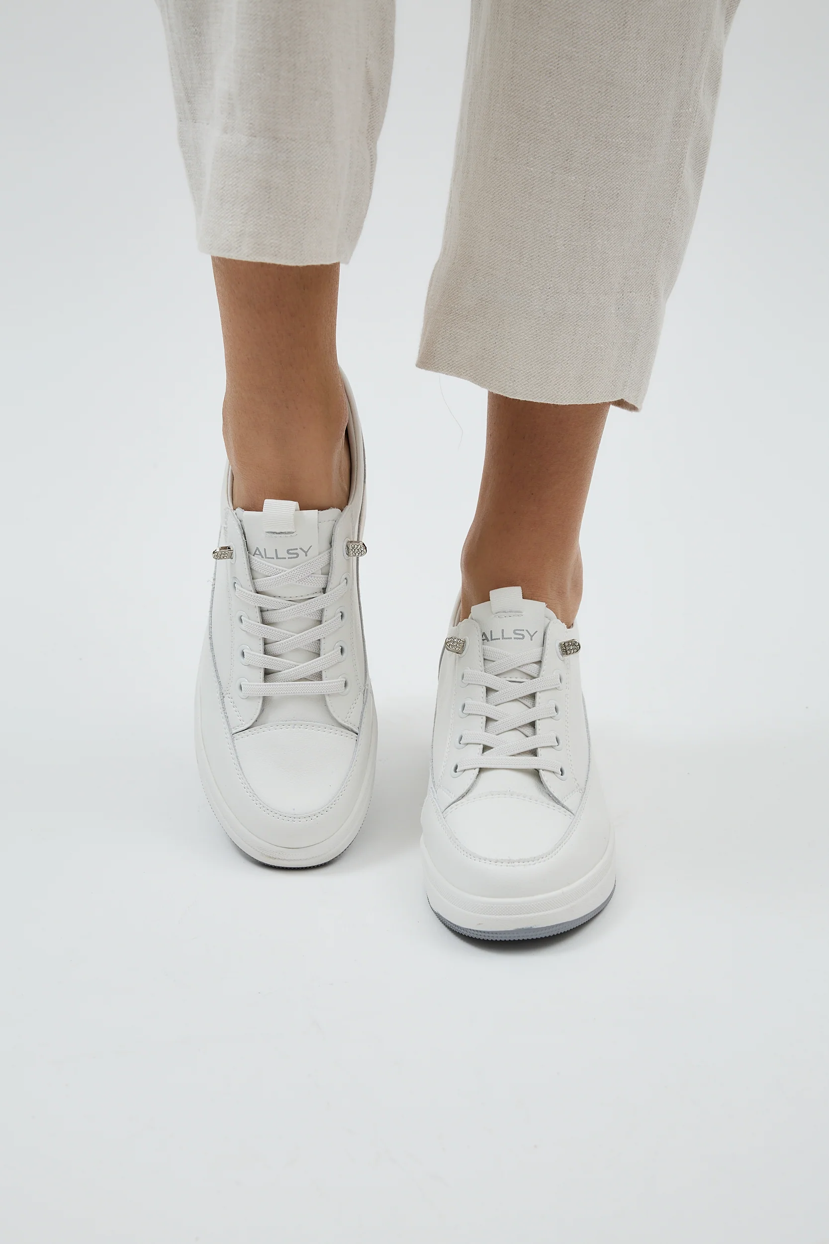 Lydie White - Image 5