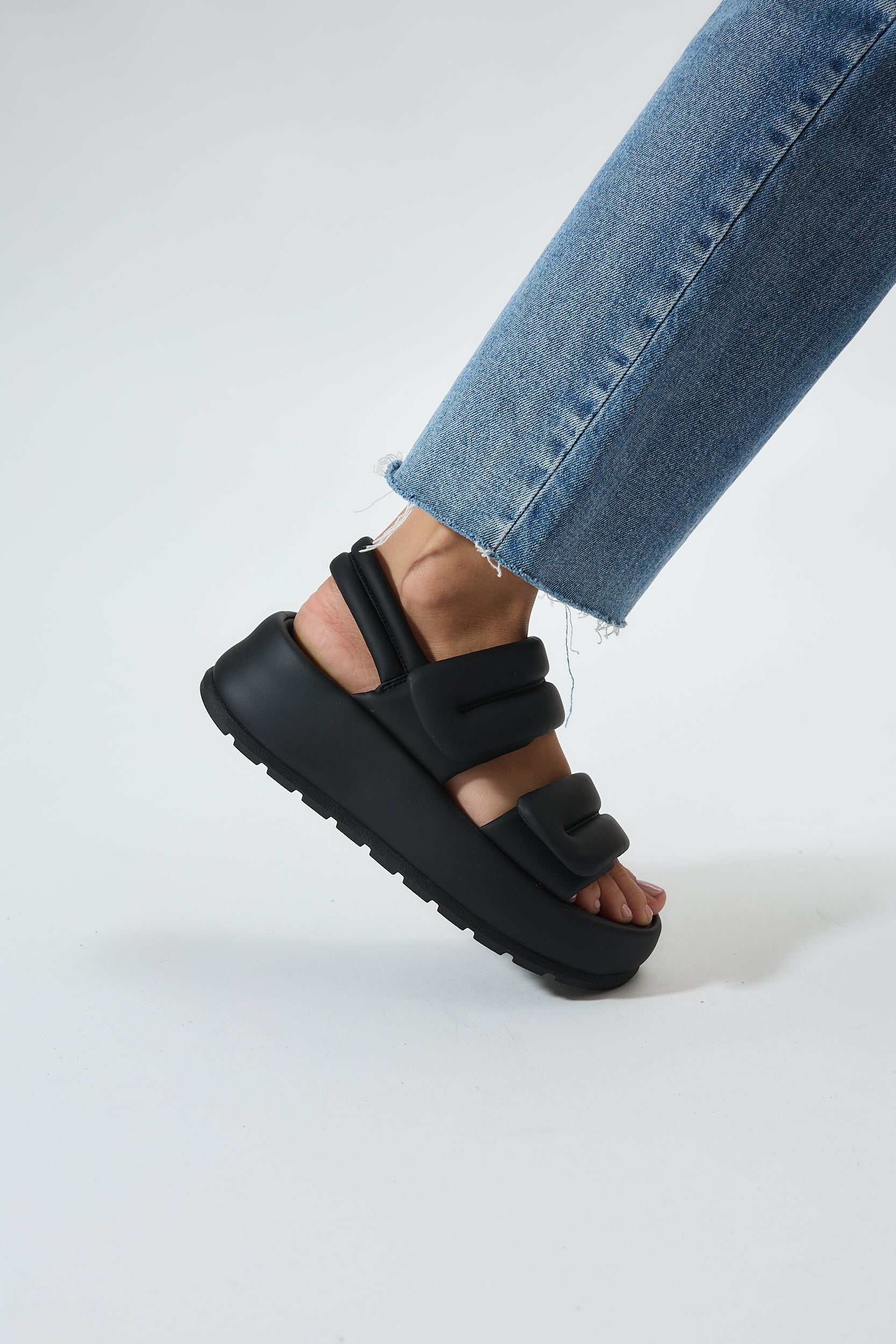 Niceole Black - Image 13
