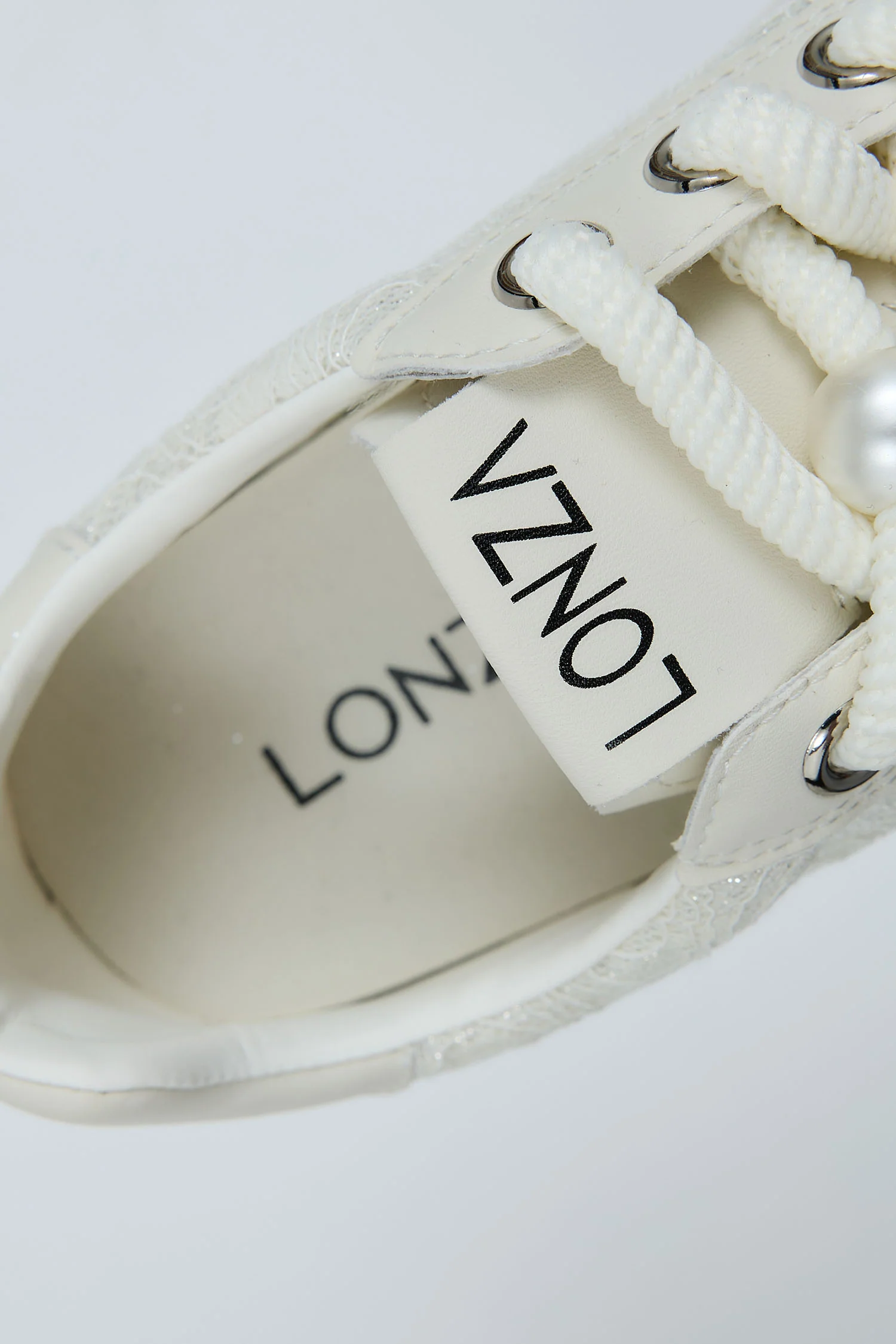 Synda White - Image 7